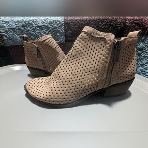 Bamboo women’s ankle boots, tan size 9 Like new condition super nice!
